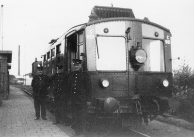160965 Afbeelding van het motorrijtuig omC 901 (serie omC 901-908) van de N.S. als tram naar Warmenhuizen langs het ...
